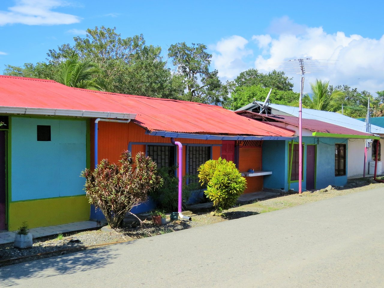 Fully equipped 4 Unit Apartment/Hotel complex 70 meters from the entrance to world-famous Marino Ballena National Park