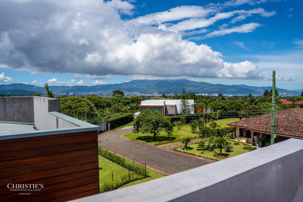 Modern Elegance with Panoramic Views – Exclusive Las Gemas Residence