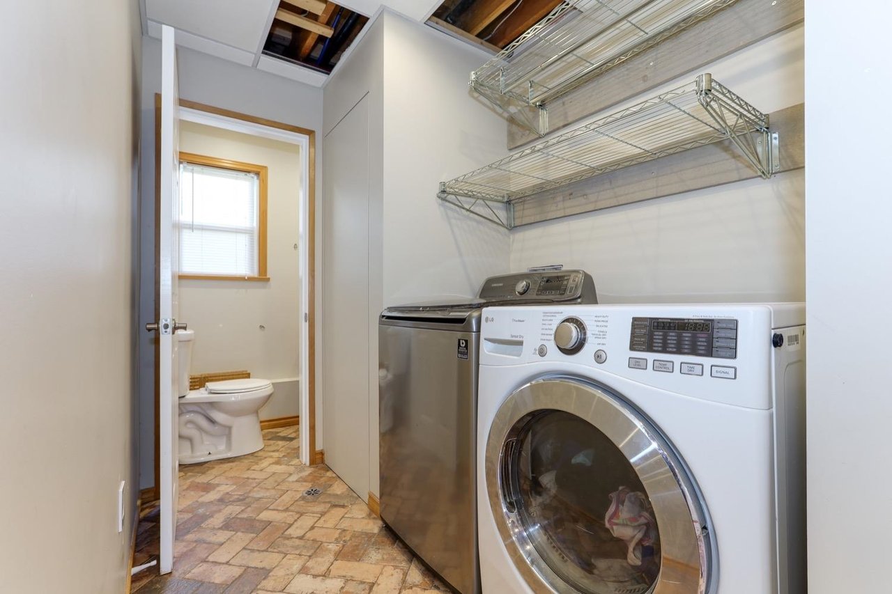 2552 Jura Cres