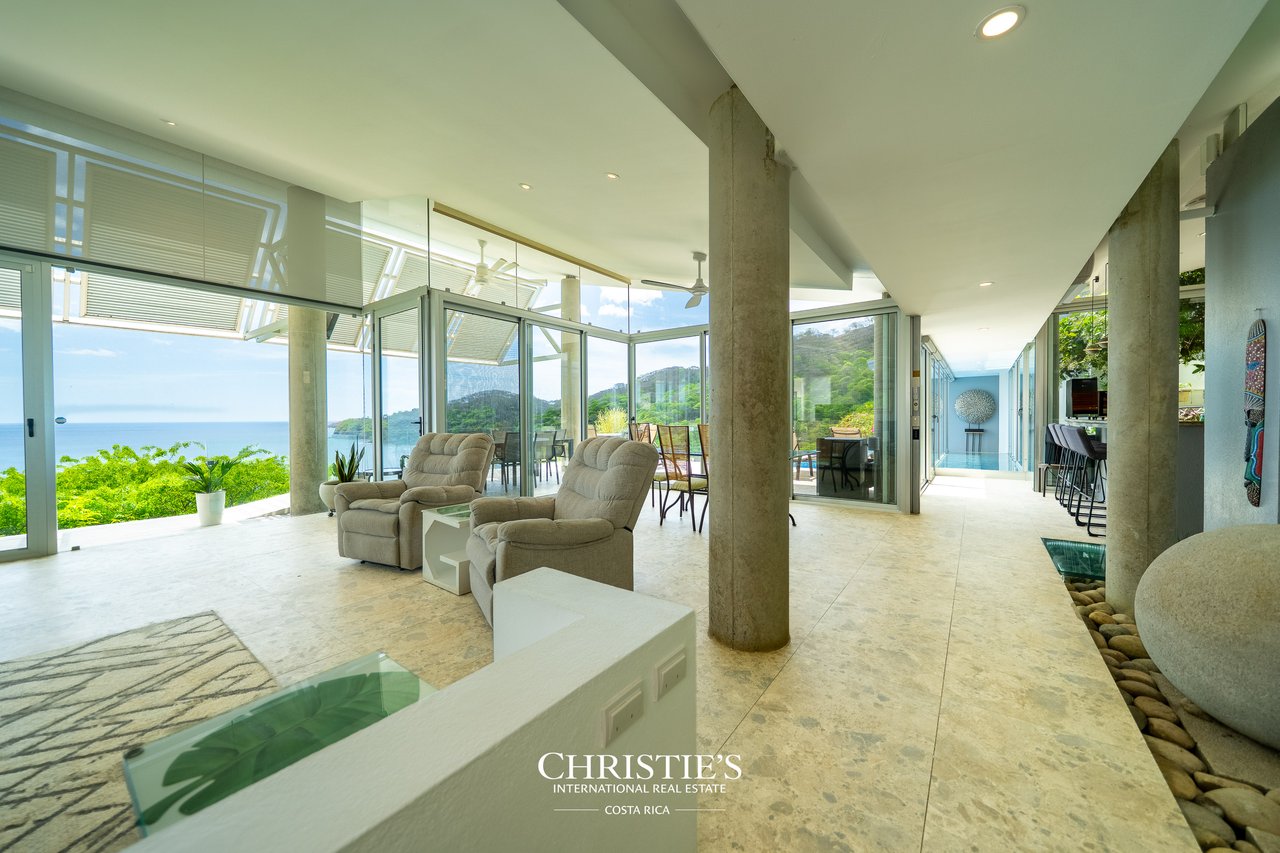 Casa Holmes: Award-Winning Glass House with Ocean Views