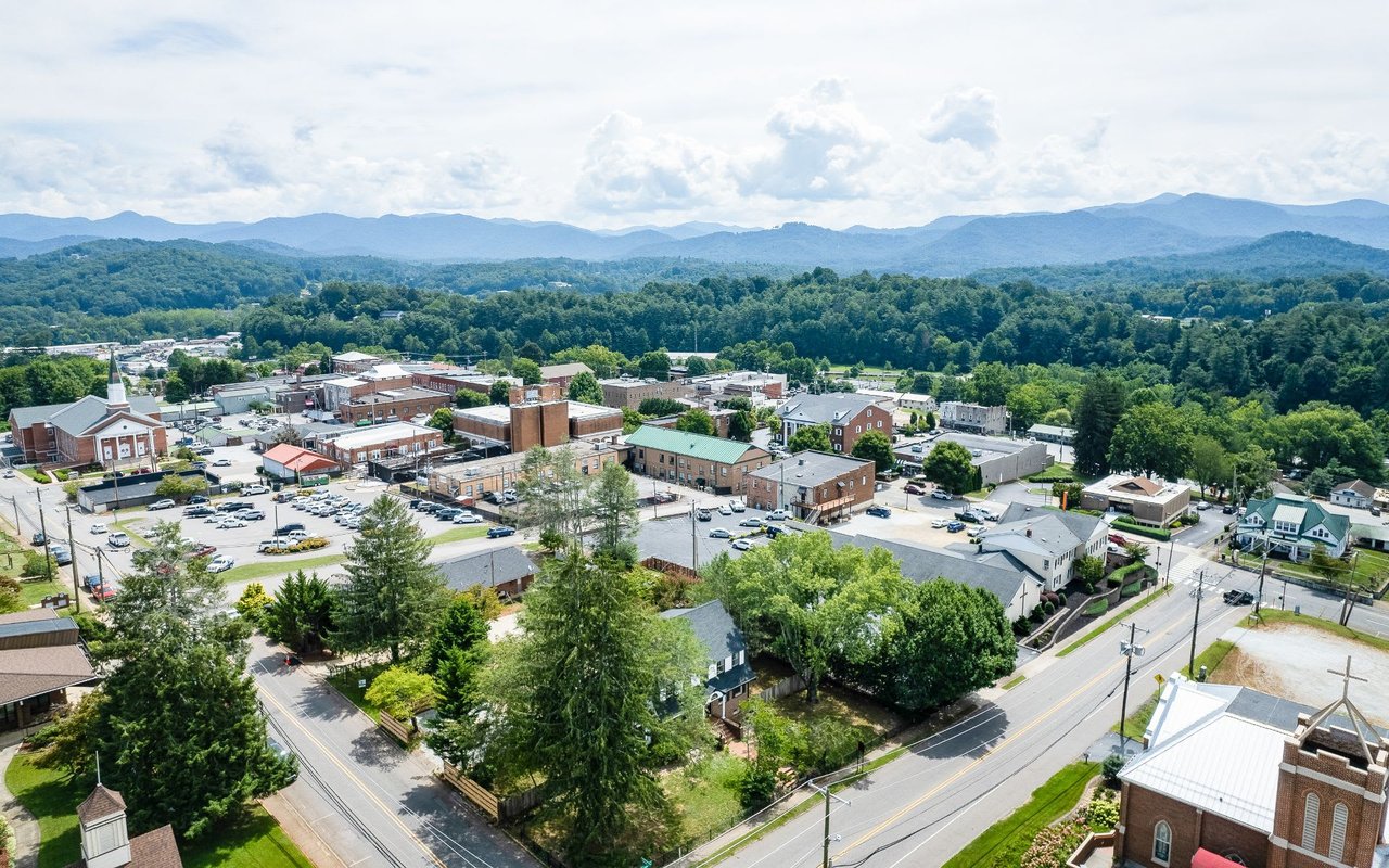 vast expansive mountain range in the background of Franklin presented by Vignette