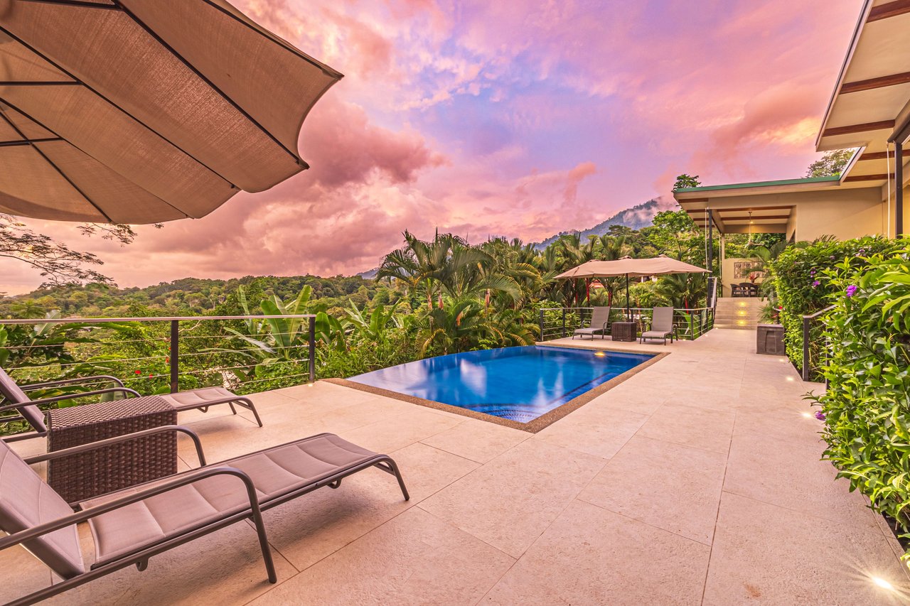 Villa Sana Vida, 4 Bedroom Home with Sunset Views and Rental History!