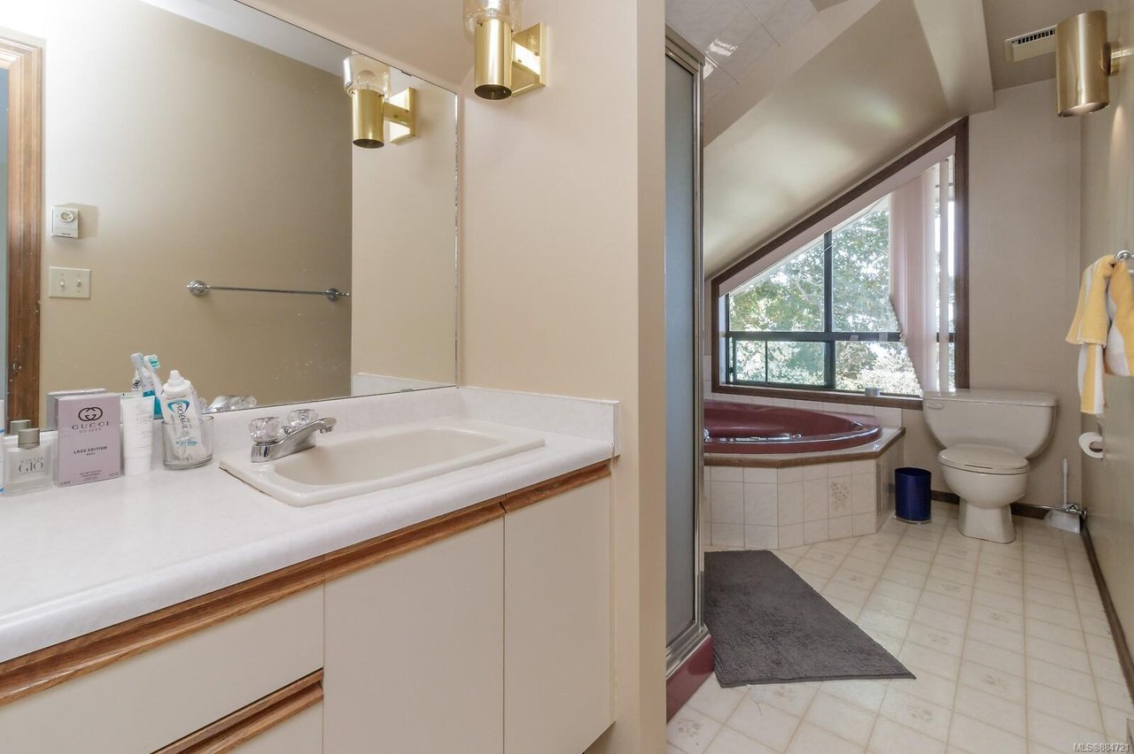 2270 Arbutus Rd