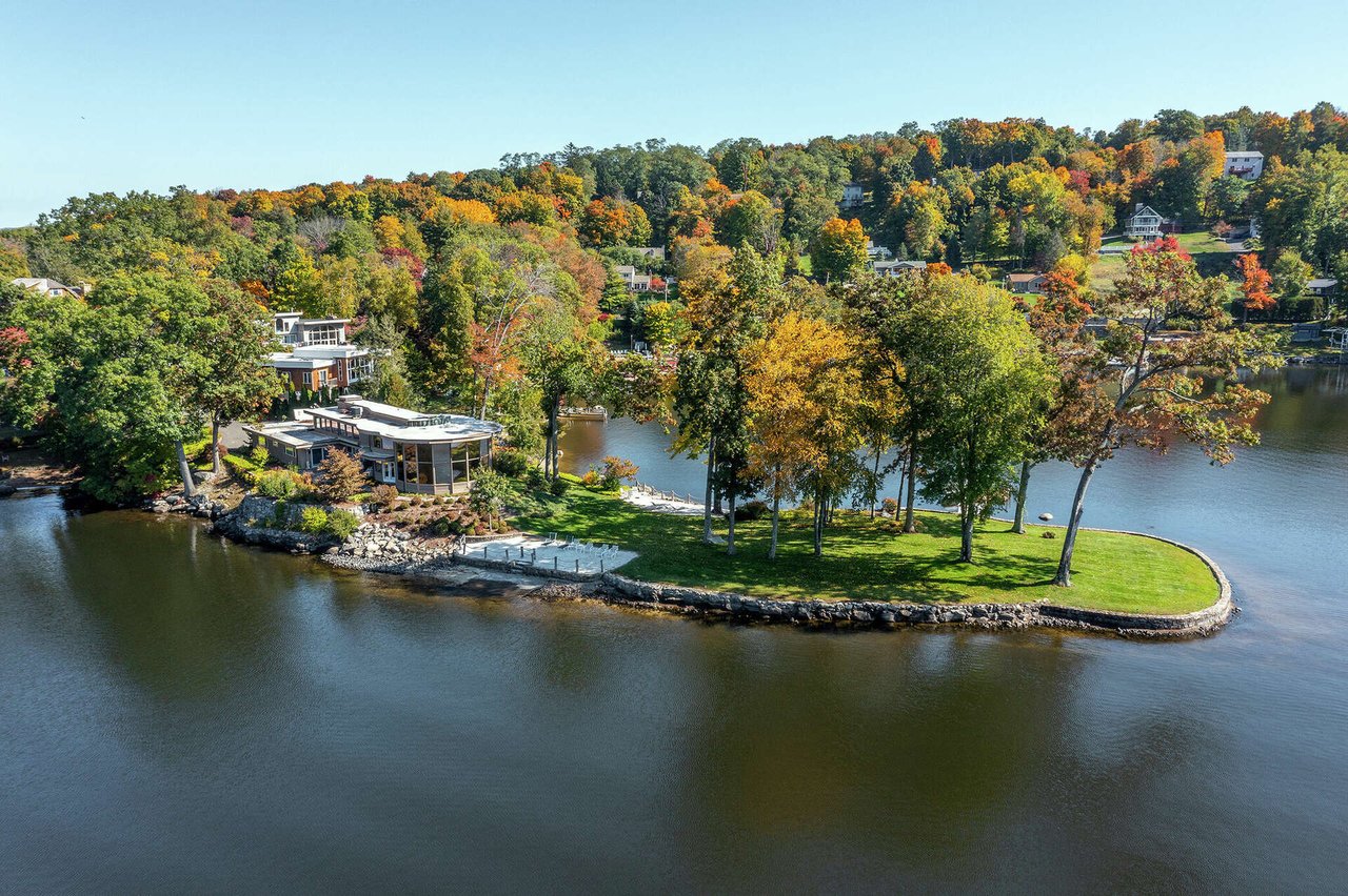 How Many Communities are there on Candlewood Lake?