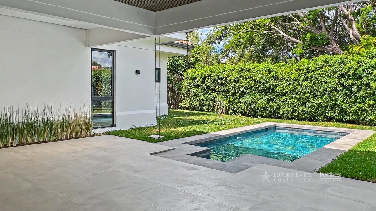 21468 - Remodeled 1-level house, 4 bedrooms, pool, terrace and garden