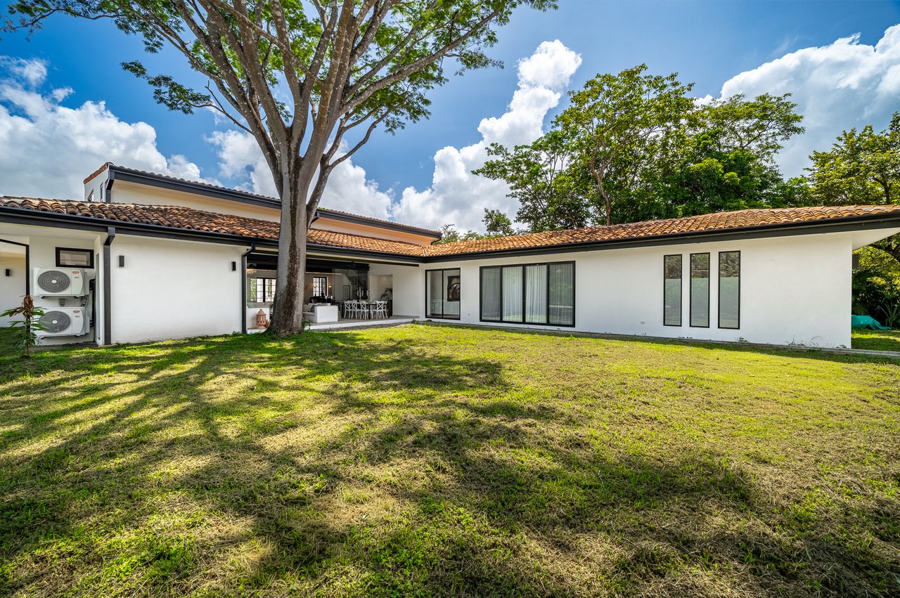 Casa Canto del Agua | Luxury 7-Bedroom Villa with Two Guest Apartments in Hacienda Pinilla’s Reserva de Golf