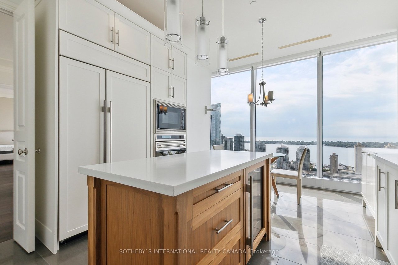 183 Wellington St W 3005