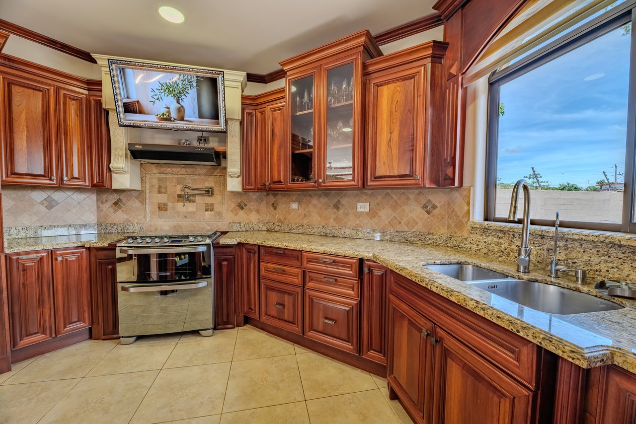 Luxury Home with Pool, Bar Area & Resort-Level Amenities | 5br, 4ba in Perez Zeledon 