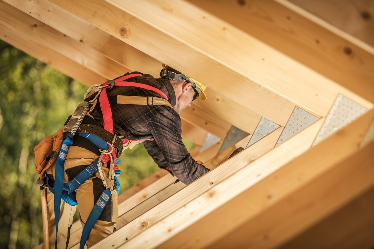 When Do You Need a Licensed Contractor vs. a Handyman?