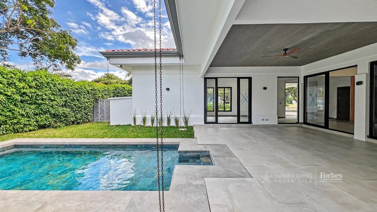 21468 - Remodeled 1-level house, 4 bedrooms, pool, terrace and garden
