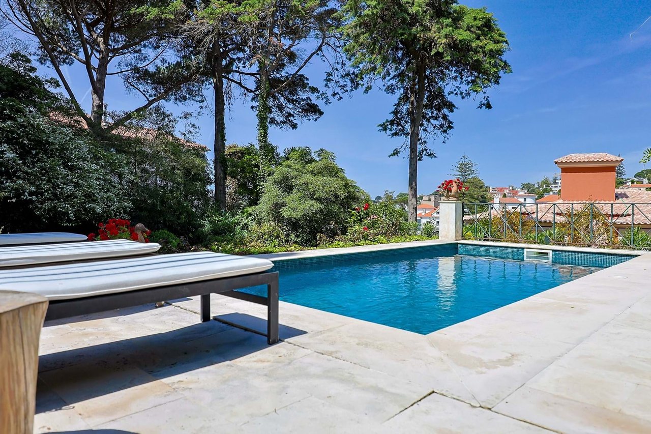 Elegant 10-Bedroom Villa with Sea Views in the Heart of Estoril