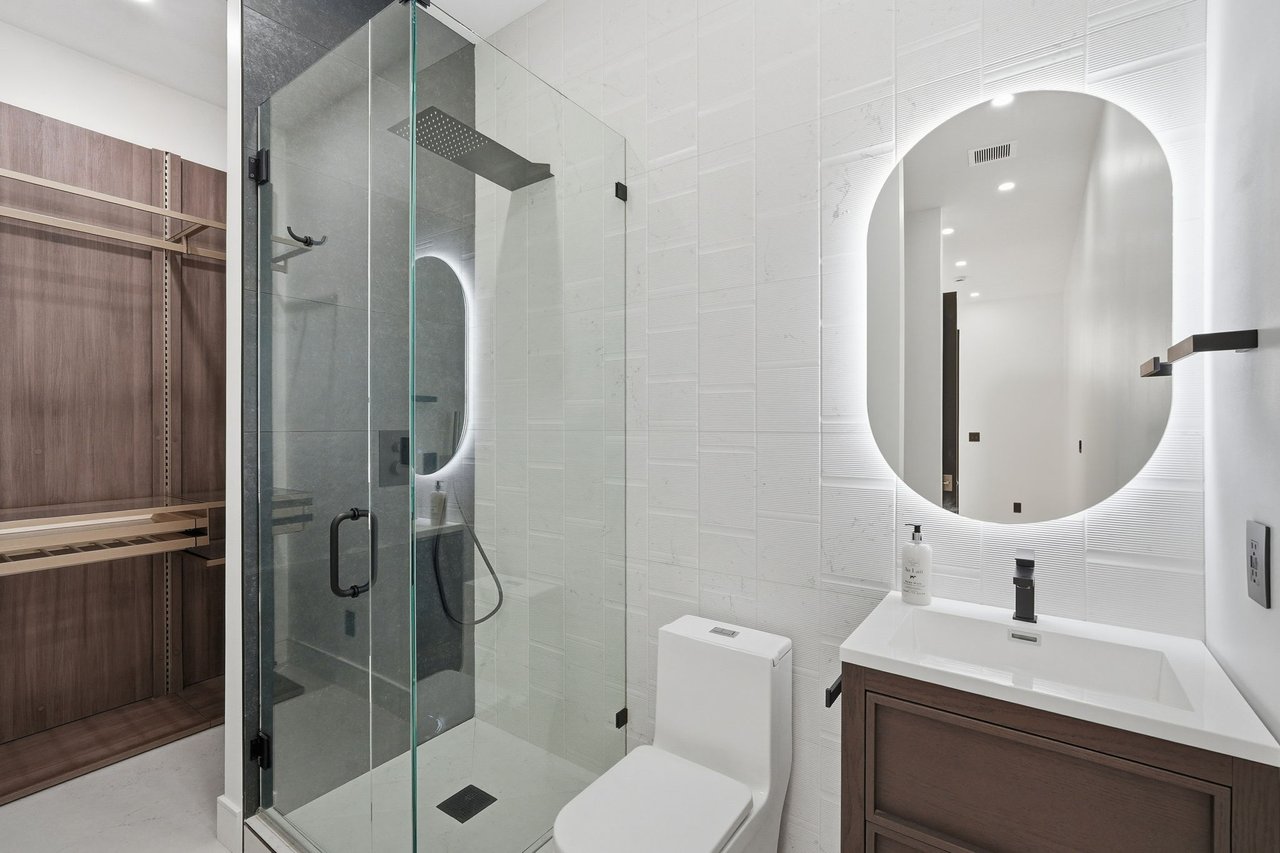 3106 N VALENCIA Lane