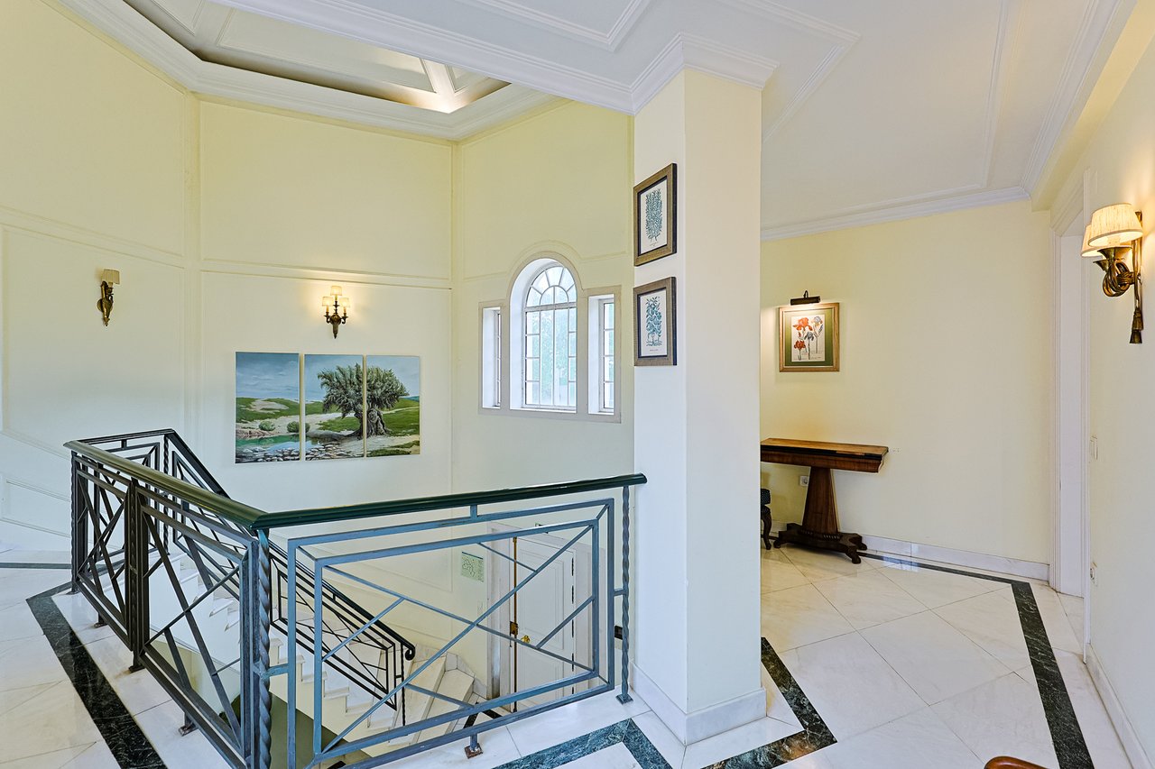 Spacious 8+2-Bedroom Villa with Pool for Rent in Cascais