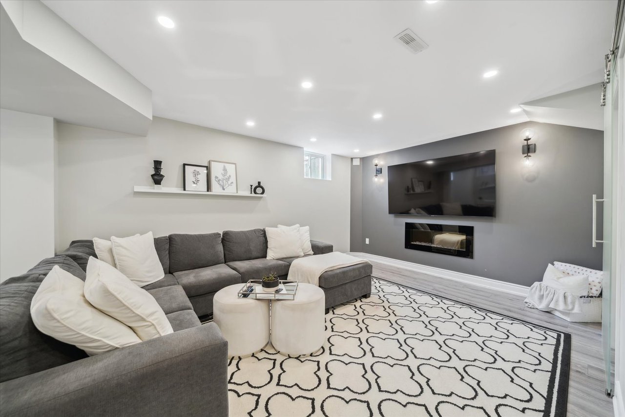 32 Maplebank Cres