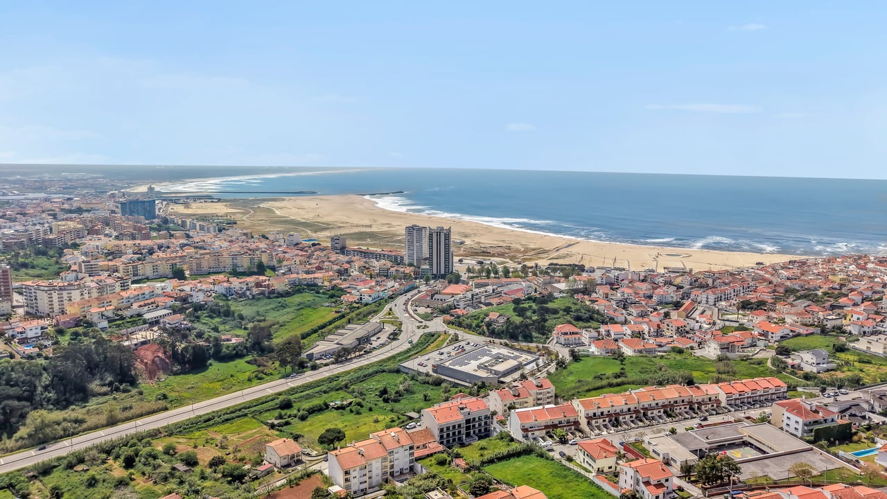 Bright Coastal Apartment with Large Terrace Just Steps from the Beach in Figueira da Foz