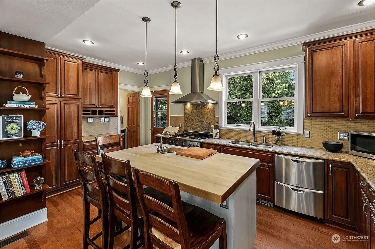 5529 Kenwood Place N