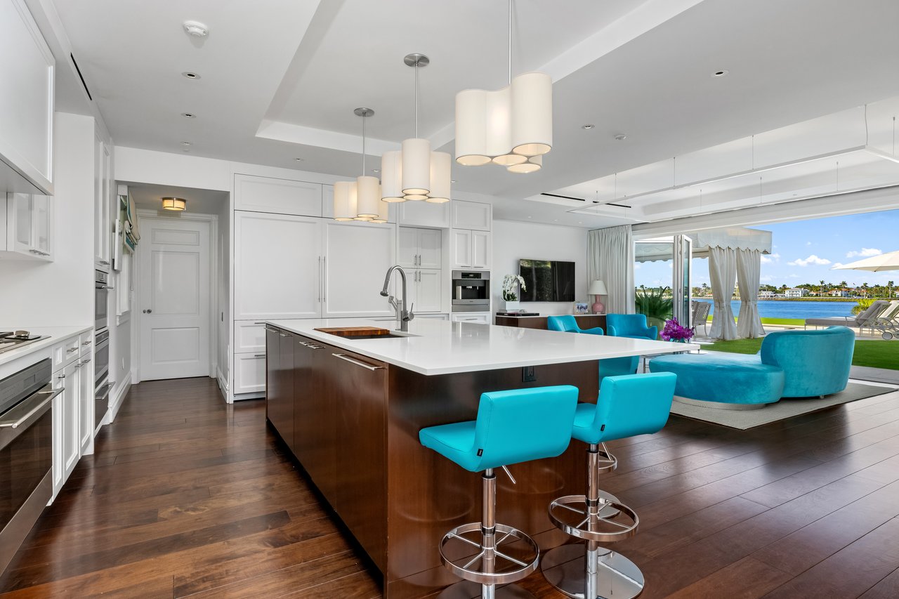 Georgian Waterfront Mansion on Everglades Island