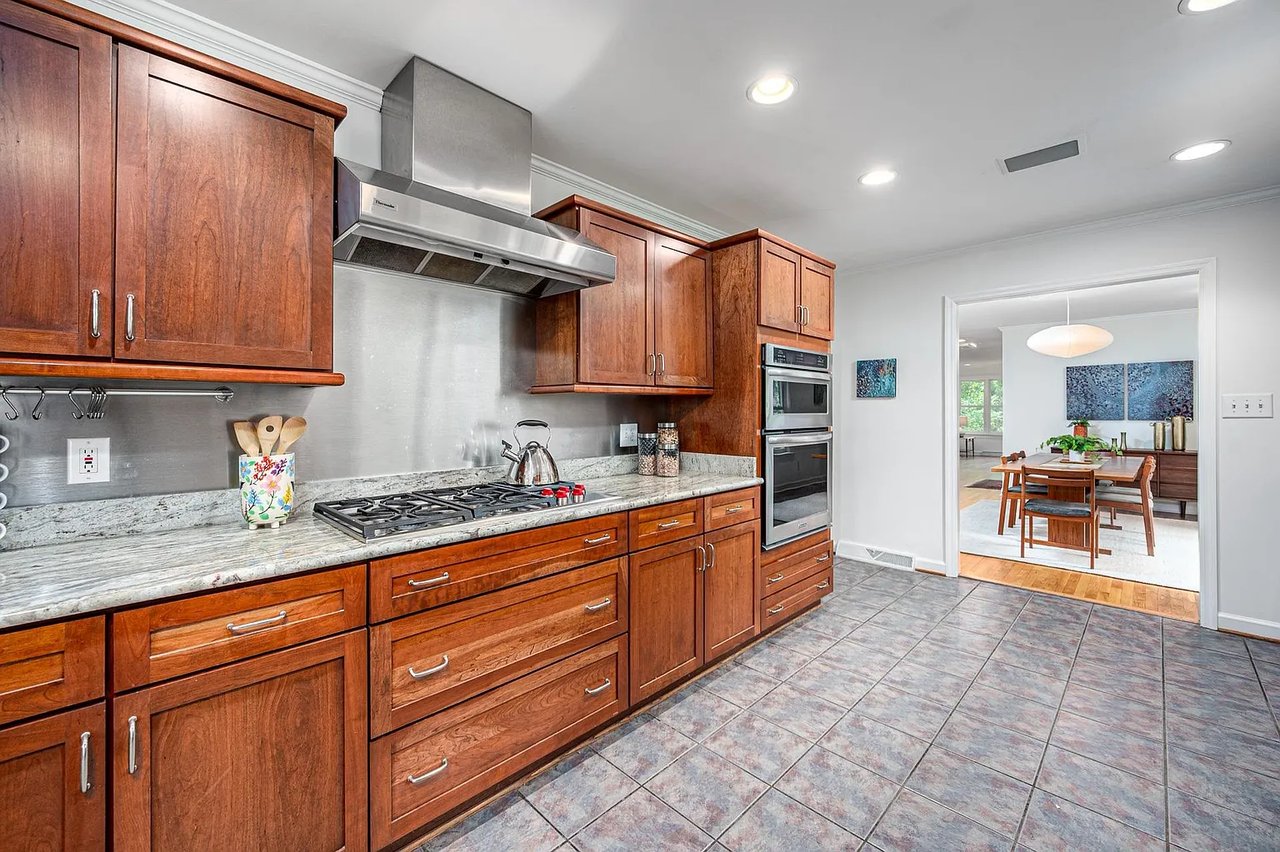 1126 Sourwood Dr