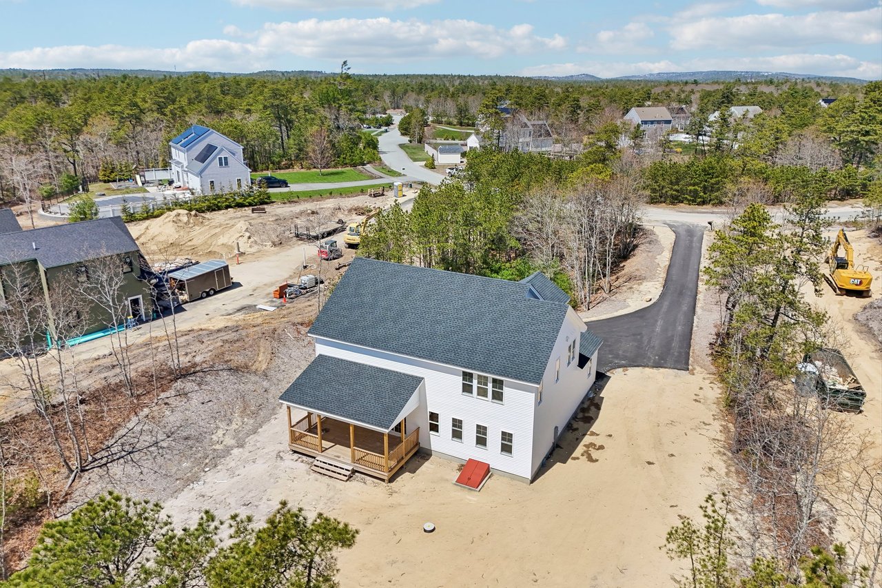 33 Seabiscuit Dr, Plymouth, MA 02360