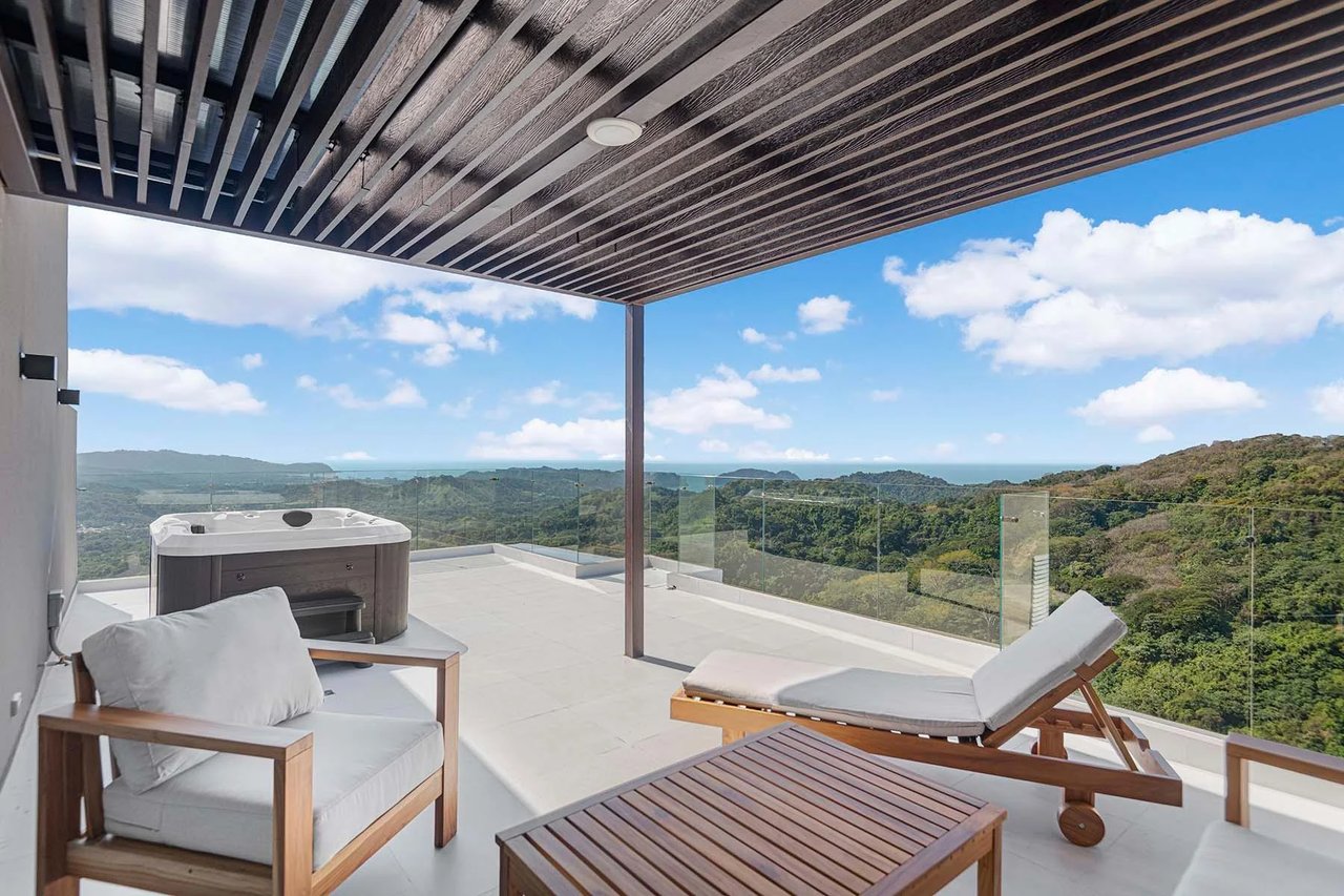 Luxury Oceanview Corner Penthouse, Jaco, Puntarenas
