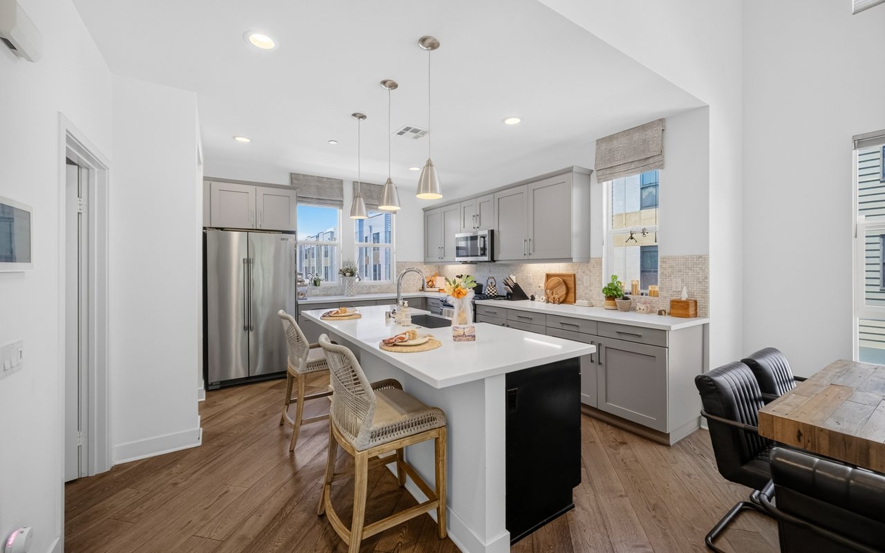 1687 Grand View