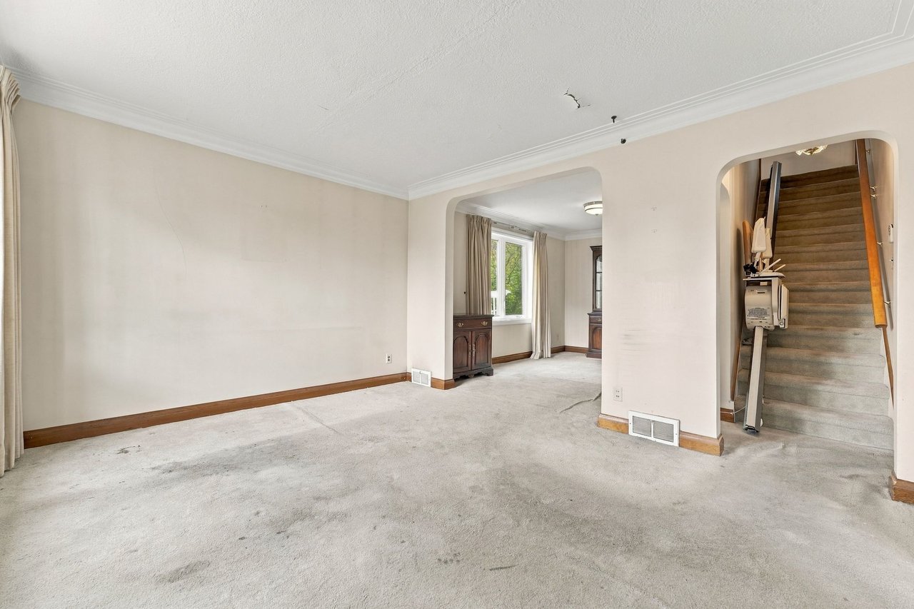 989 Pelham Ave