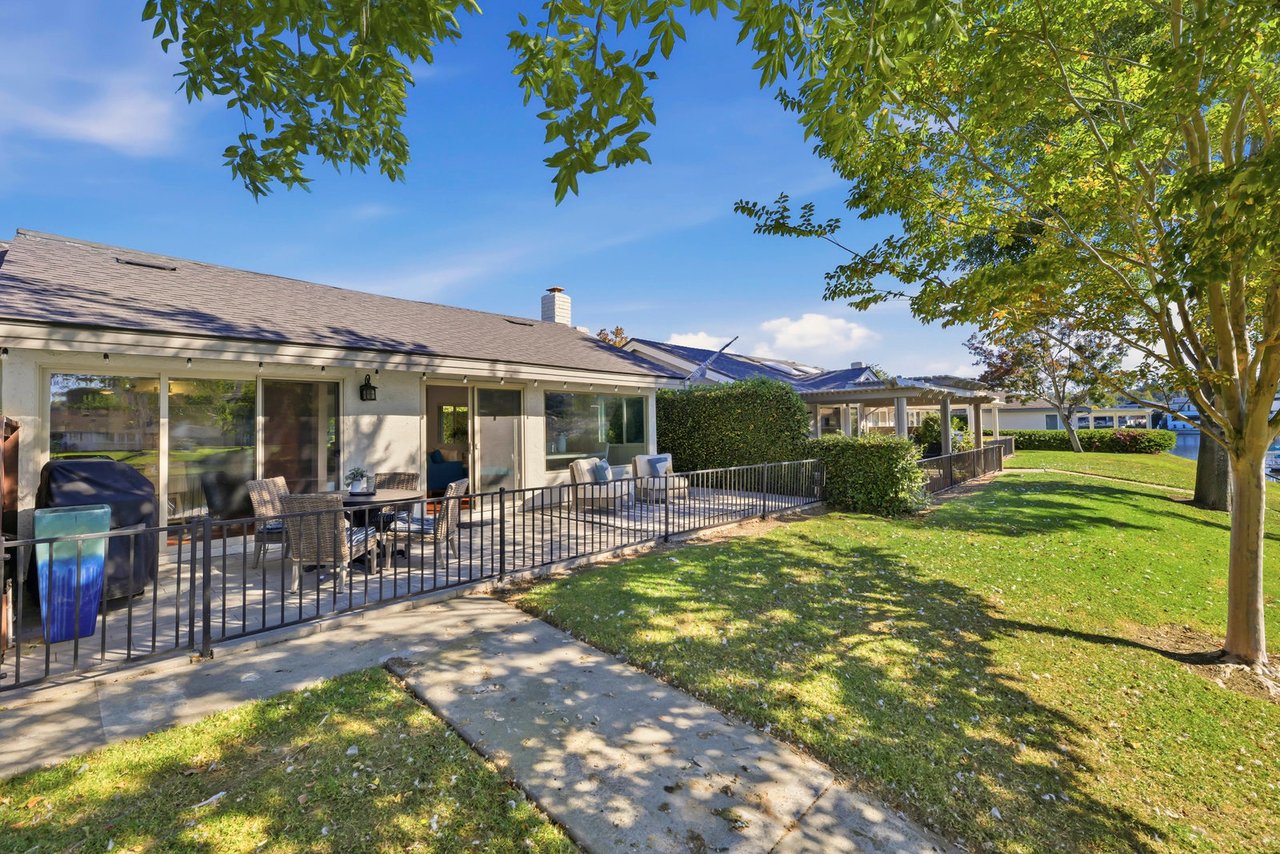 1541 Via Entrada Del Lago