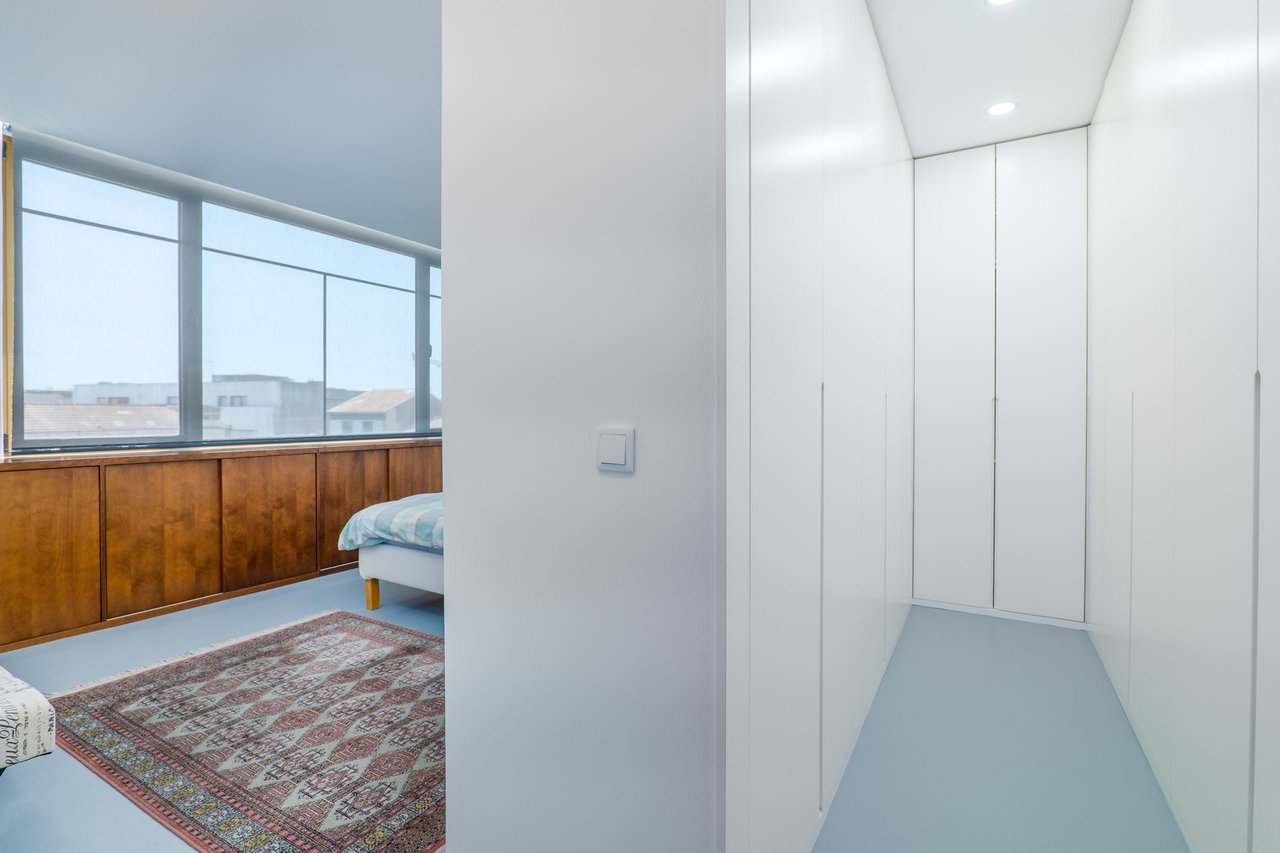 2 Bedroom + 1 Loft with Harbor Views in Central Matosinhos