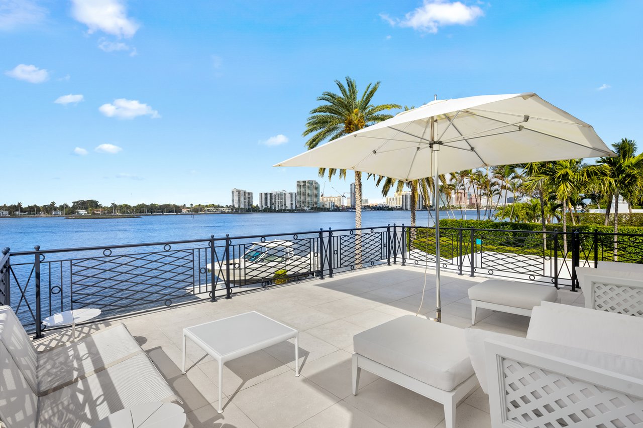 Georgian Waterfront Mansion on Everglades Island