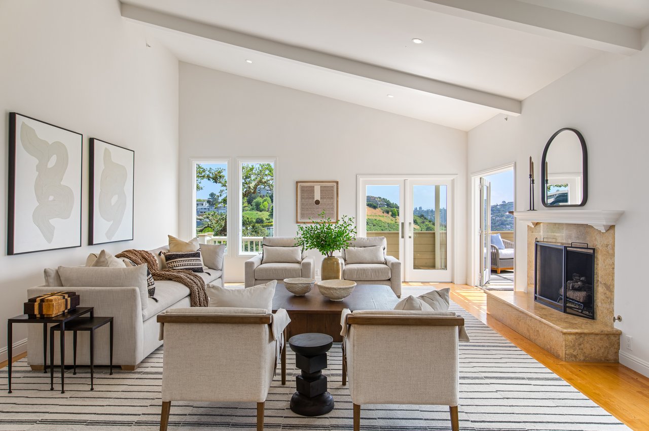Picturesque and Private View Residence