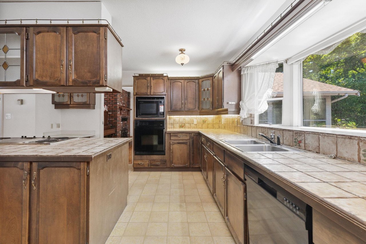 14324 25 Ave