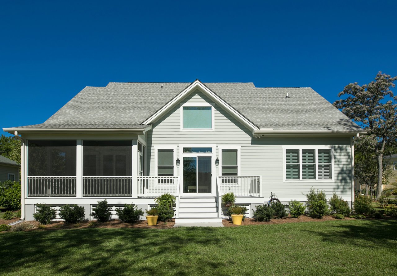 Single-story estate home with a screened front porch on a Preston Hollow lot