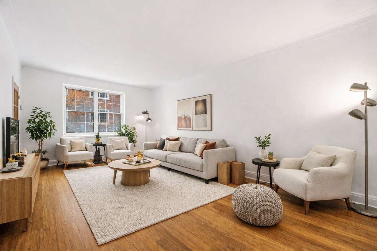 At the edge of Westmount | Corner unit with a view of Mount Royal