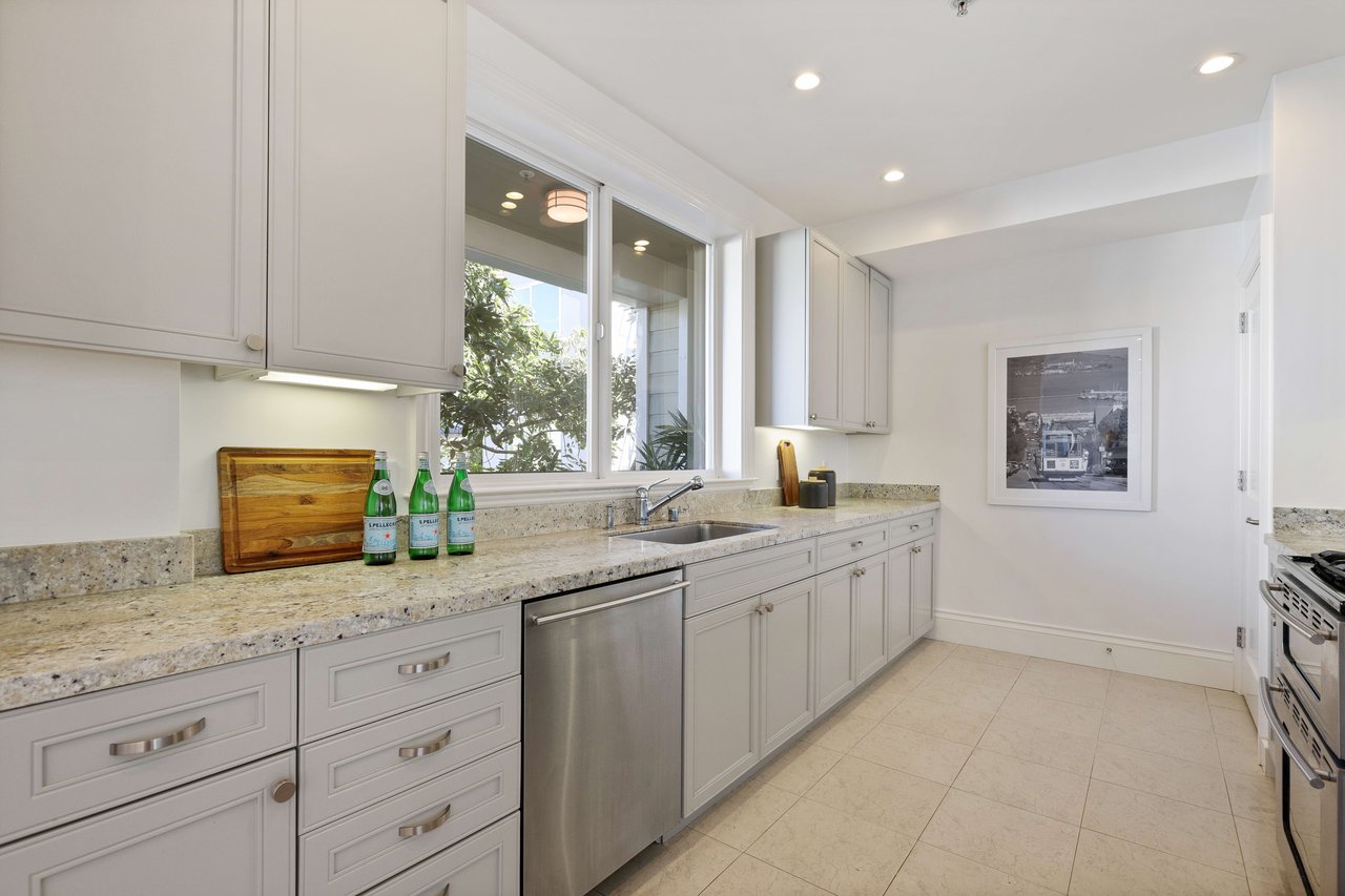 Bright 2 Bedroom Nob Hill Condominium