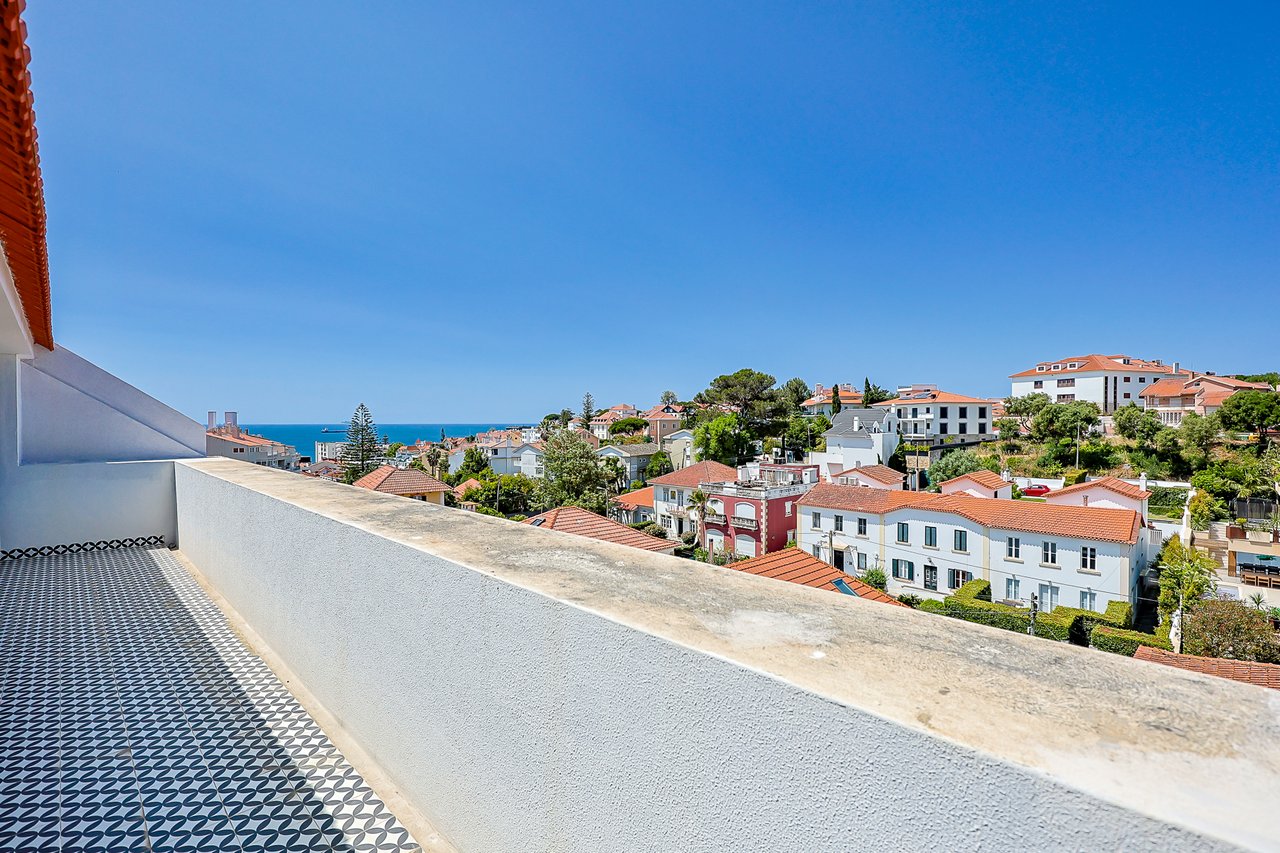 3 Bedroom Duplex with Sea View, Balcony & Private Lift in Monte Estoril