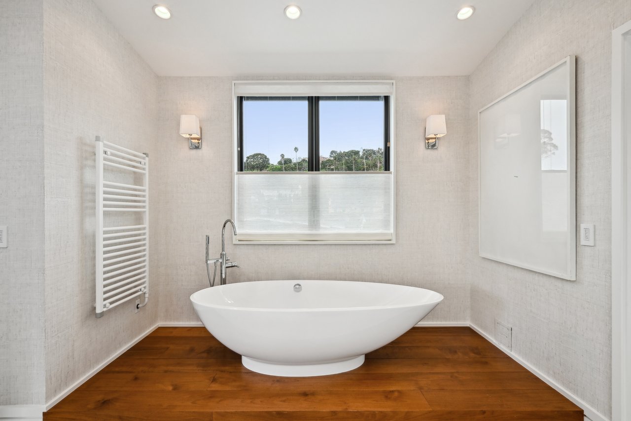 A Waterfront Masterpiece of Modern Luxury