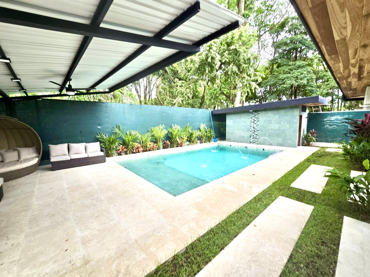 Tropical Modern Villa in Uvita – 3BR Retreat with Large Pool Near the Beach