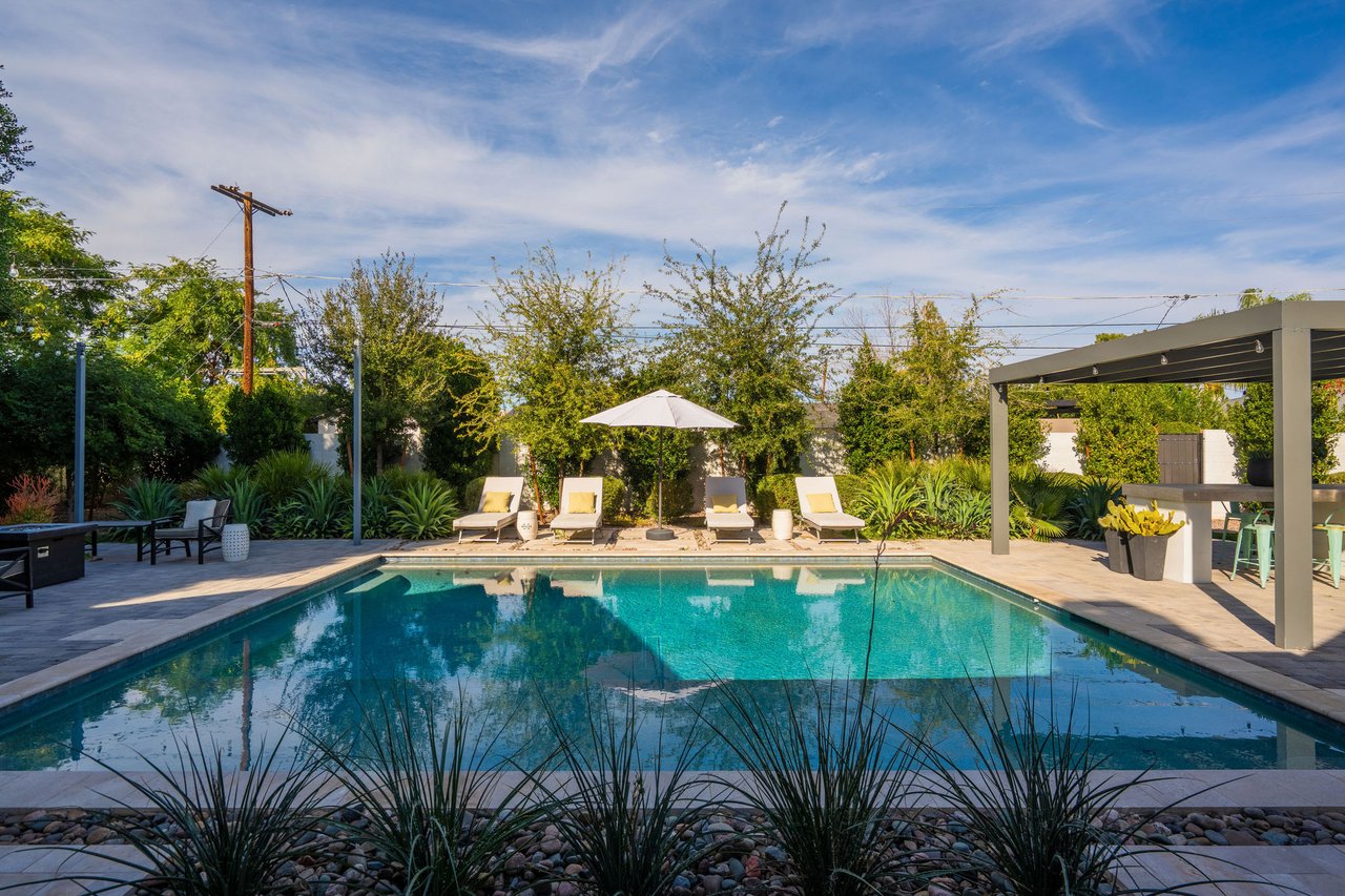 3226 E GLENROSA Avenue