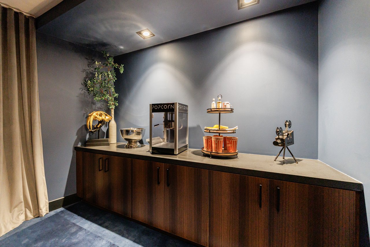 2425 Peachtree Road Unit 1806