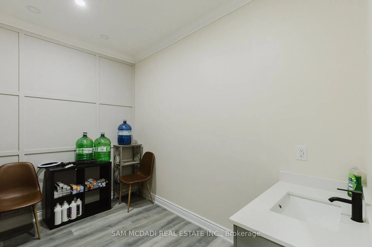 Single Office - 728 Main St E