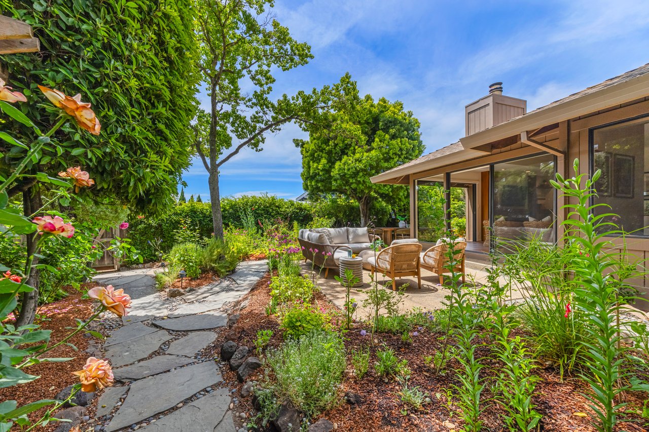 Inviting and Updated - Picturesque Grounds