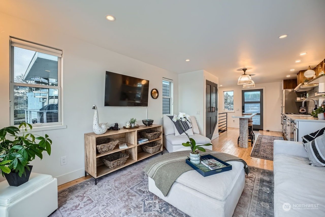 2309 N Northlake Way, #4