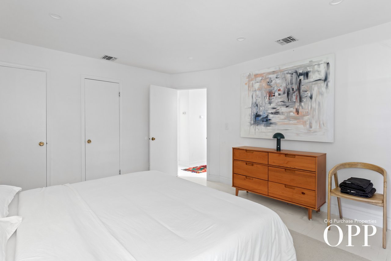 A BELLPORT VILLAGE RETREAT