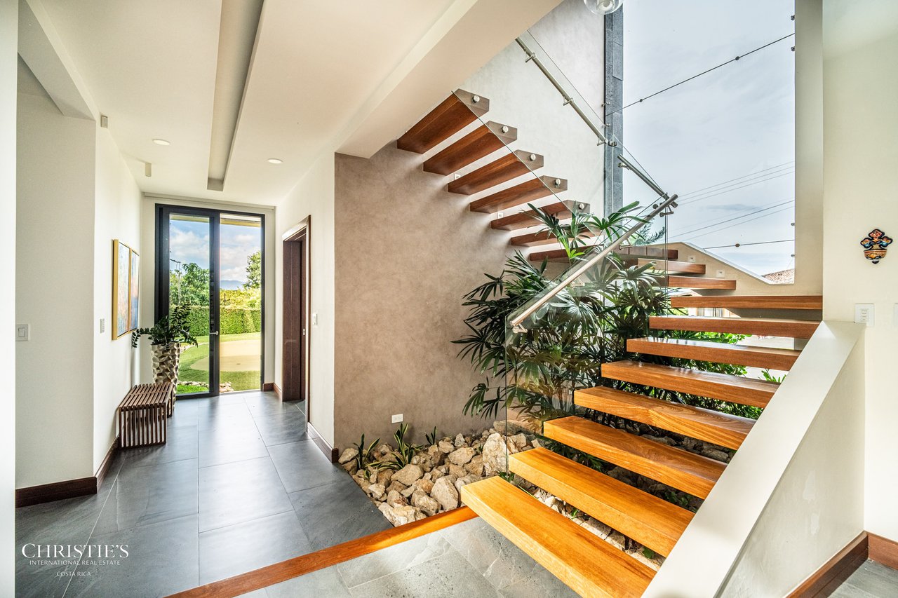 Modern Elegance with Panoramic Views – Exclusive Las Gemas Residence