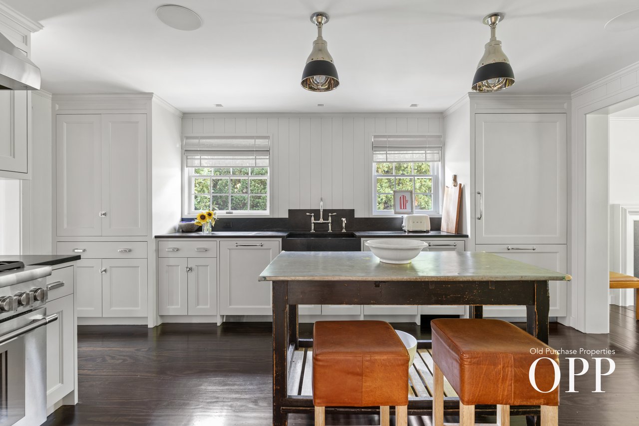 A REFINED BELLPORT RETREAT