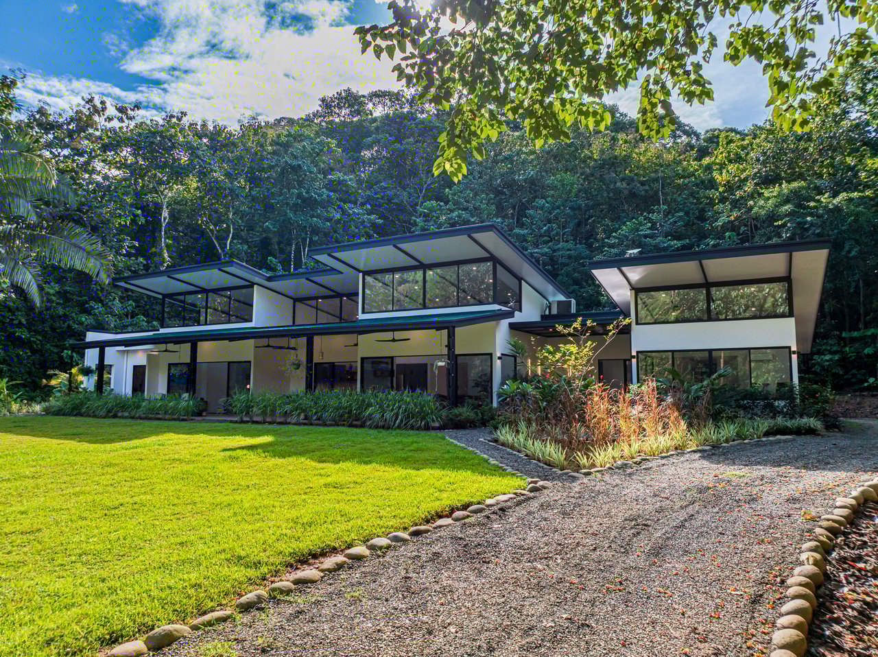 Contemporary Mountain View Villa – 5 Minutes to Playa Dominical