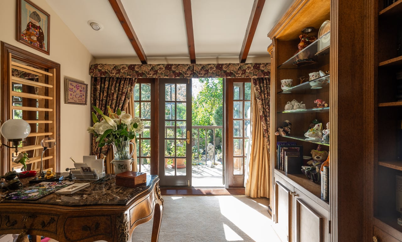 9415 Cherokee Ln, Beverly Hills