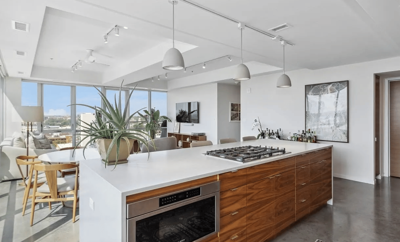 404 E College St #1405