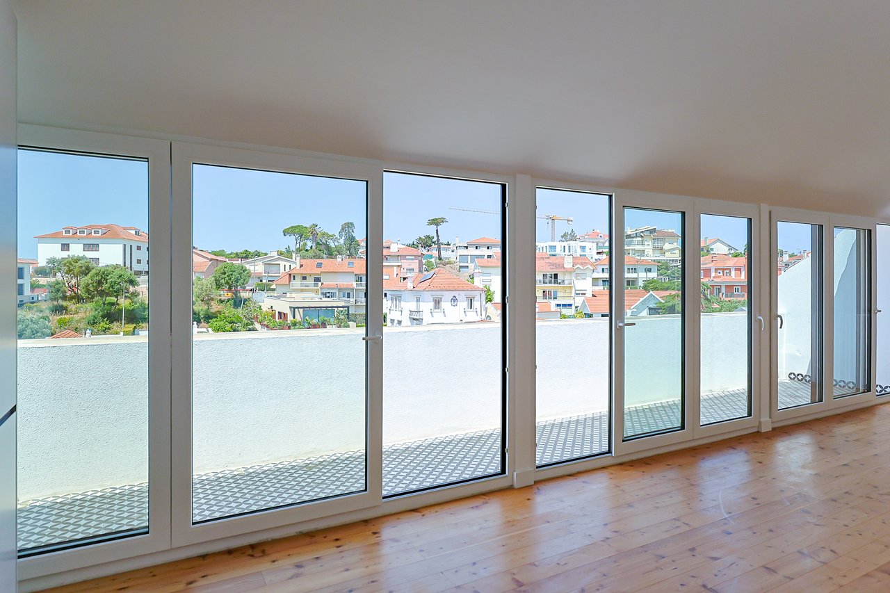 3 Bedroom Duplex with Sea View, Balcony & Private Lift in Monte Estoril