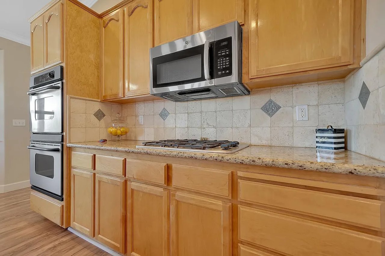 3221 Crestview Dr